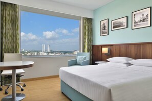 Habitación Deluxe, 1 cama de matrimonio, vistas a la ciudad | Ropa de cama de alta calidad y colchones con acolchado adicional