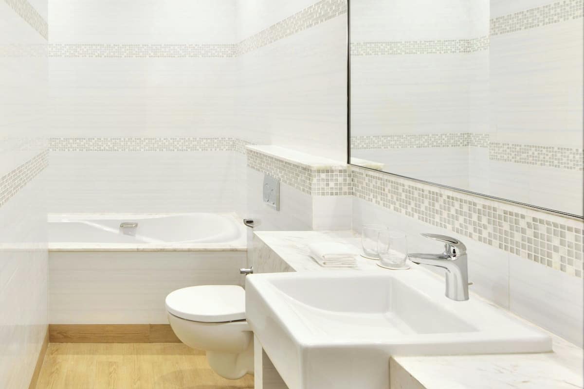 suite, 1 queen bed, non smoking | bathroom | shower, rainfall showerhead, hair dryer, slippers