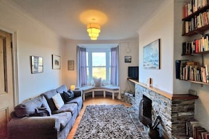 TV, peis, DVD-spiller og bøker