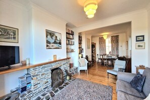 TV, fireplace, DVD player, books - 3 Avonside with stunning waterside views, near beach, in Bantham, South Devon (Bantham)