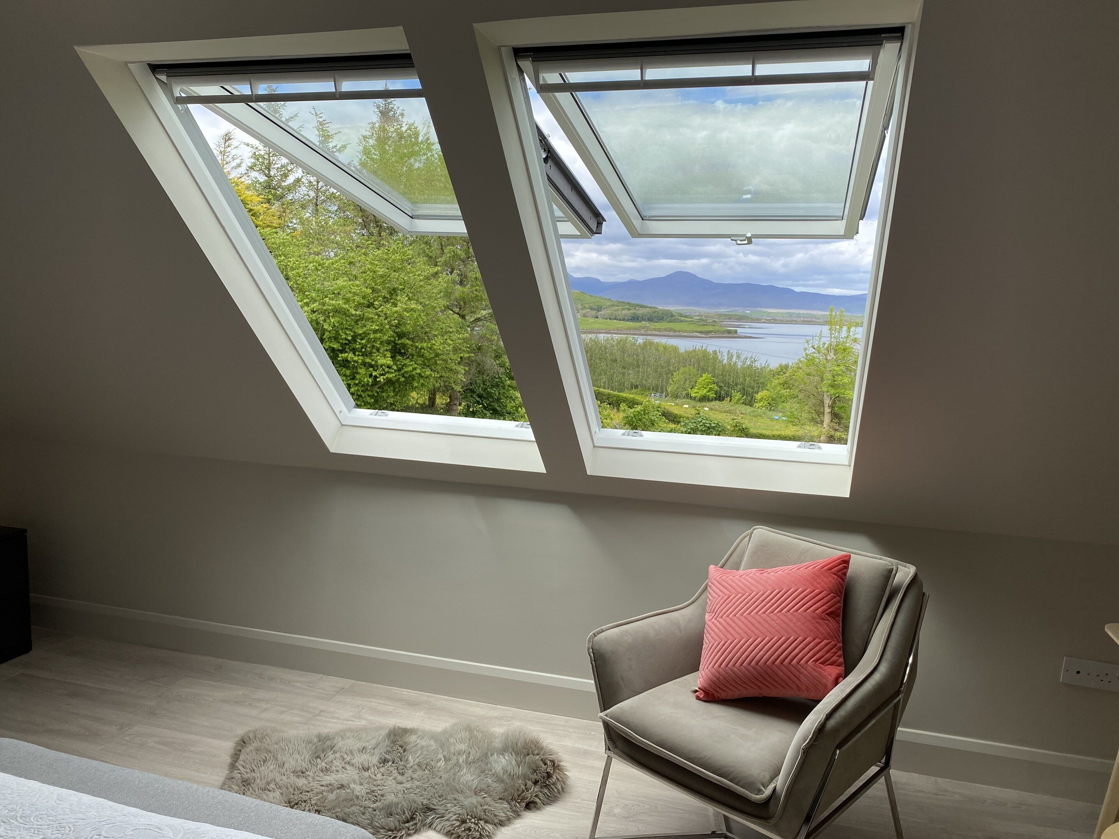 8 dormitorios, escritorio, tabla de planchar con plancha y cuna de viaje