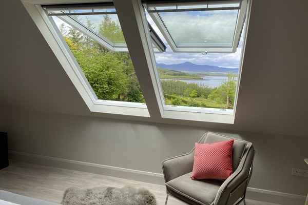 8 soverom, skrivebord, strykejern/-brett og reiseseng for barn