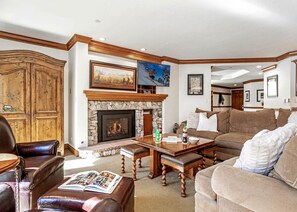 TV, fireplace, DVD player - BC Lodge at Covered Bridge with Pool, Hot Tub, Fitness Room, Fireplace, AC (Avon)