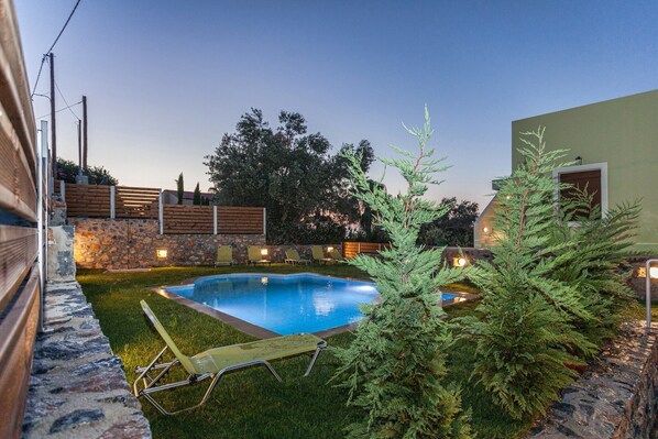 季節限定屋外プール、プール パラソル、サンラウンジャー