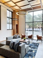 Área de estar no saguão