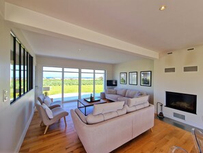 Fernseher, Kamin, Tischfußball, Bücher