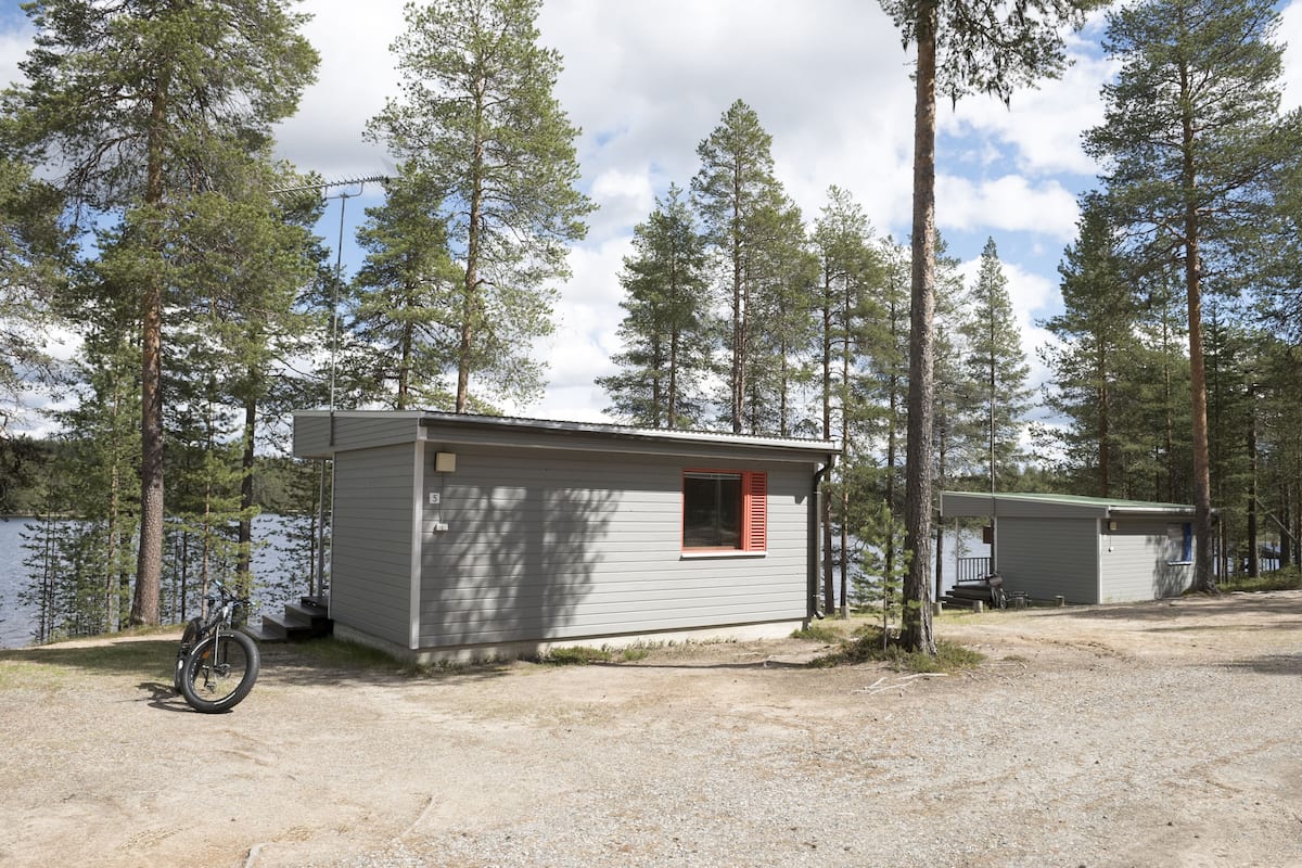 1 bedroom, free cribs/infant beds