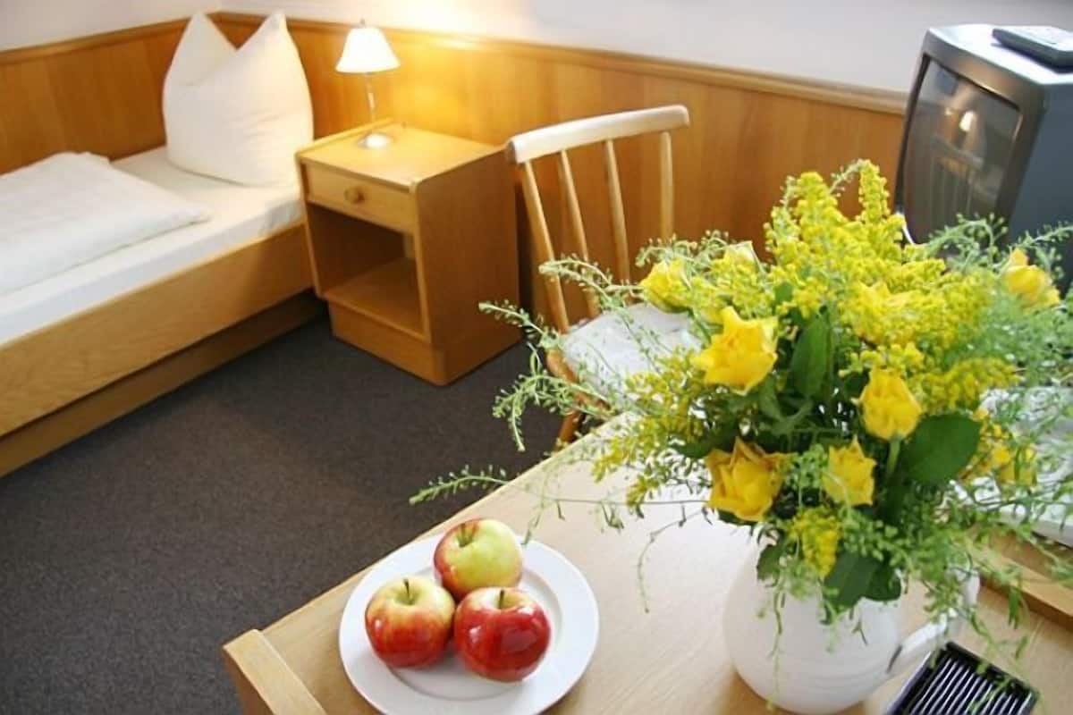 Single Room | Desk, free cots/infant beds, rollaway beds, free WiFi
