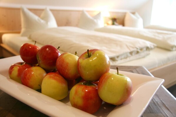 Skrivebord, barnesenger (inkludert) og ekstrasenger (mot et tillegg)