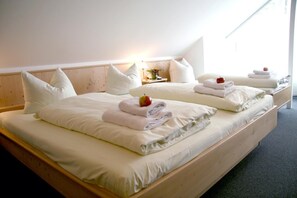 Bureau, lits bébé (gratuits), lits pliants/supplémentaires