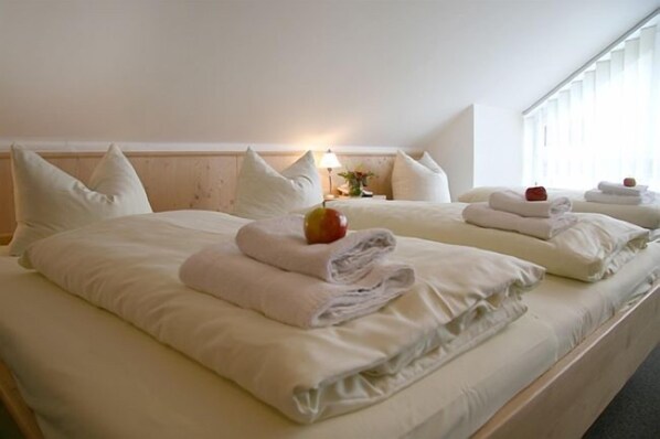 Double Room | Desk, free cots/infant beds, rollaway beds, free WiFi - Gasthaus zur Linde (Hohenpolding)