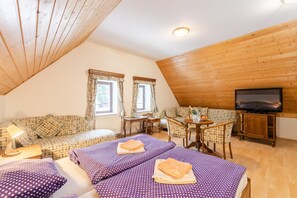 Escrivaninha, espaço de trabalho para notebook, cortinas blackout