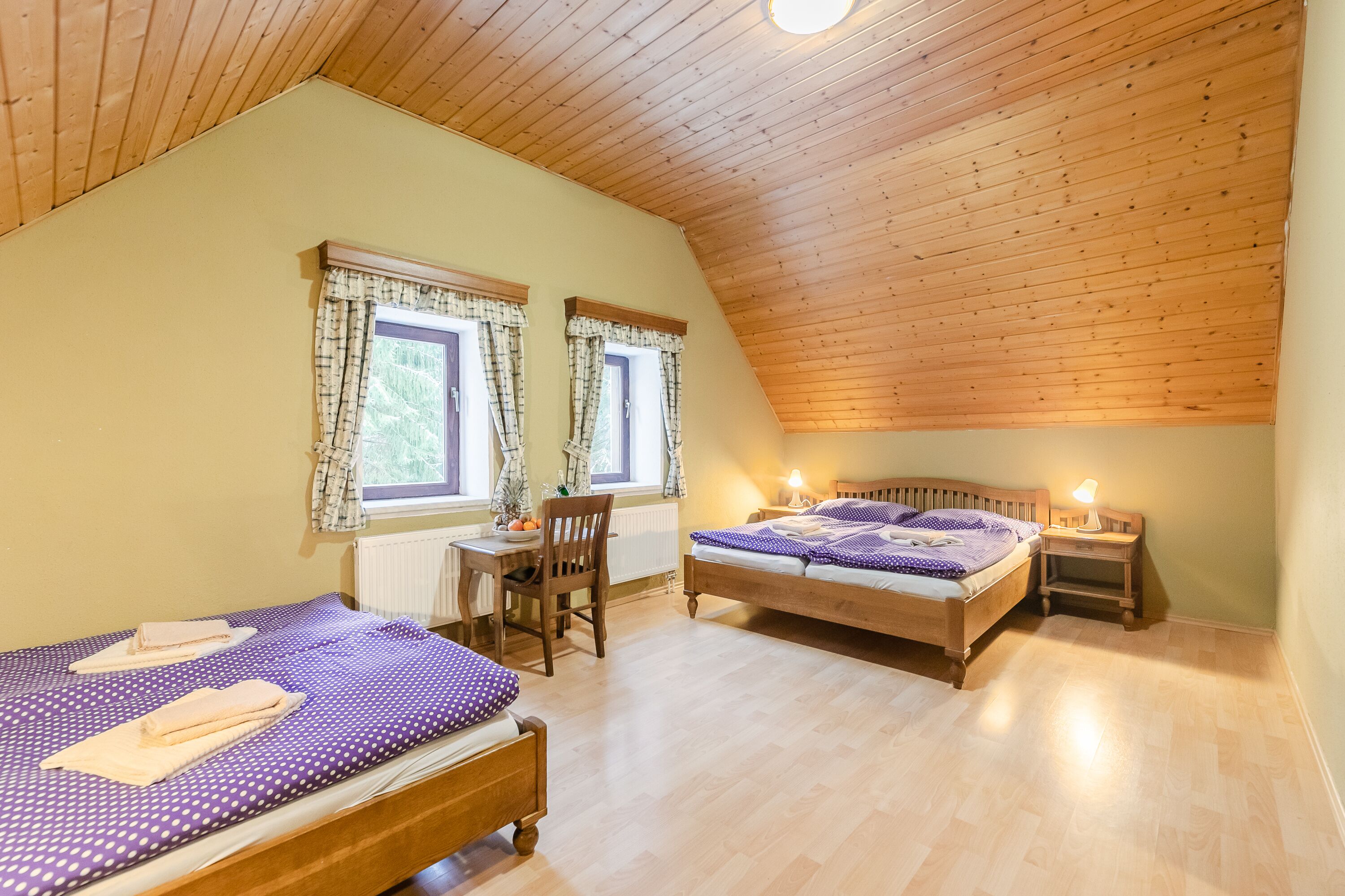 Habitació quàdruple familiar | Escriptori, espai de treball apte per a portàtils i cortines opaques 