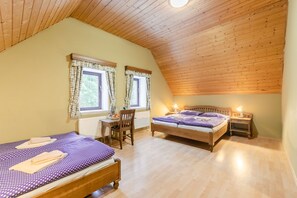 Habitación cuádruple familiar | Escritorio, espacio para trabajar con laptop y cortinas blackout