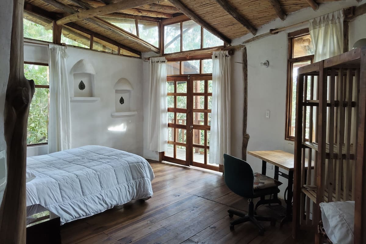 Casa rural familiar | 3 dormitoris, roba de llit hipoal·lergògena i cobrellits