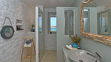 Executive Villa, Sea View | Bathroom | Shower, free toiletries, hair dryer, bathrobes