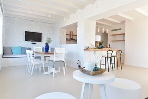 Junior Villa, Sea View | In-room dining