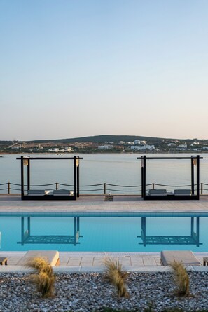 Piscine extérieure, parasols de plage, chaises longues