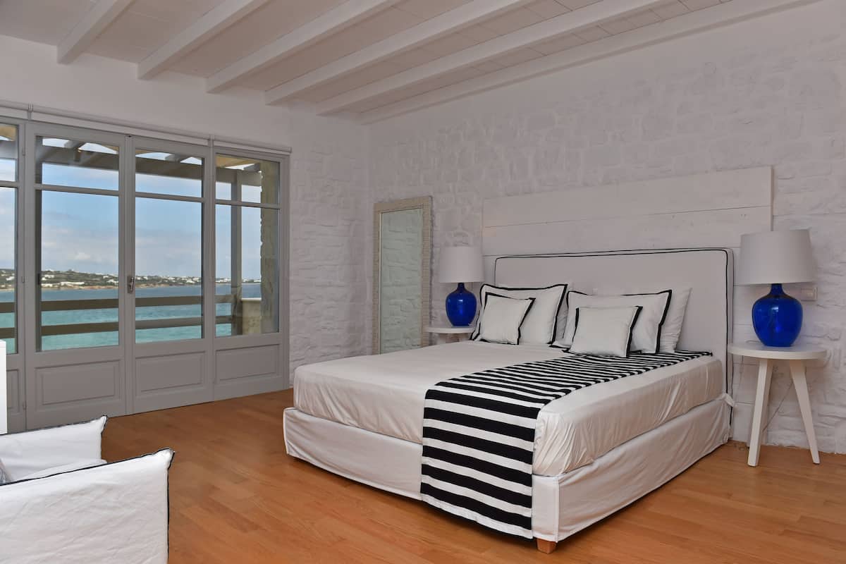 Villa ejecutiva, vista al mar | 1 habitación, caja de seguridad en la habitación y escritorio
