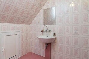 Shower, free toiletries - Family Hotel Madrid (Sofia)