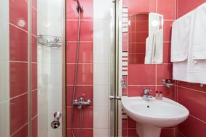 Shower, free toiletries - Family Hotel Madrid (Sofia)