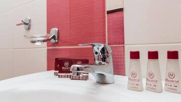 Shower, free toiletries