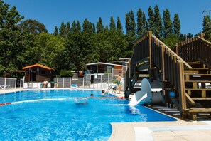 Piscine extérieure (ouverte en saison), chaises longues