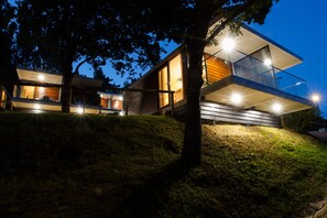 Fachada del alojamiento - Noche