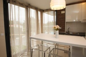 Studio – design, balkong, bassengutsikt | Eget kjøkken | Kjøleskap, mikrobølgeovn, kokeplater og kjøkkenutstyr