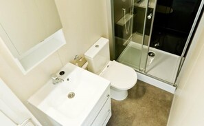 Casa móvil, 2 habitaciones, 2 baños | Baño | Ducha, toallas y jabón