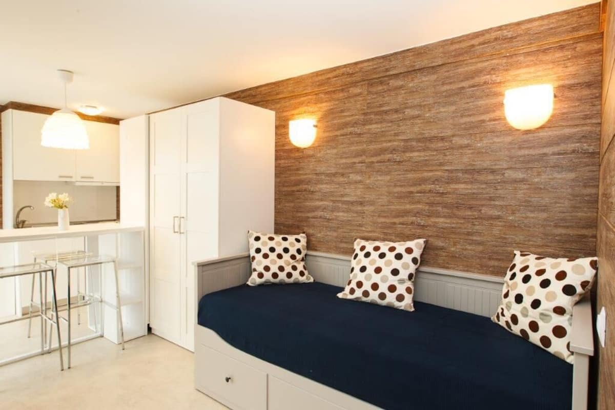 Estudio de diseñador, balcón, vista a la alberca | Área de sala de estar | Smart TV