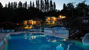 Piscina externa sazonal, funciona das 11h às 20h, espreguiçadeiras