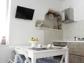 Geladeira, fogão, cooktop, cafeteira/chaleira
