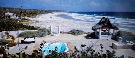 Plage, chaises longues, serviettes de plage