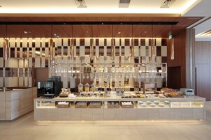 Daily buffet breakfast (JPY 2200 per person)