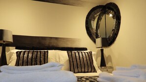 Superior Double Room (Void) | Premium bedding, desk, WiFi (free), individually decorated - The Lion Hotel & Restaurant Berriew (Welshpool)