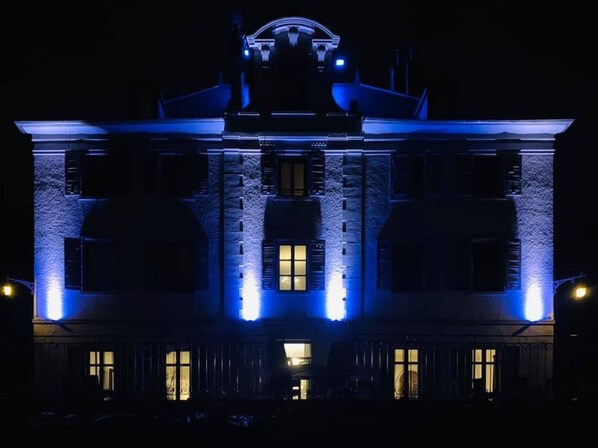 Façana frontal de l'allotjament (vespre/nit)
