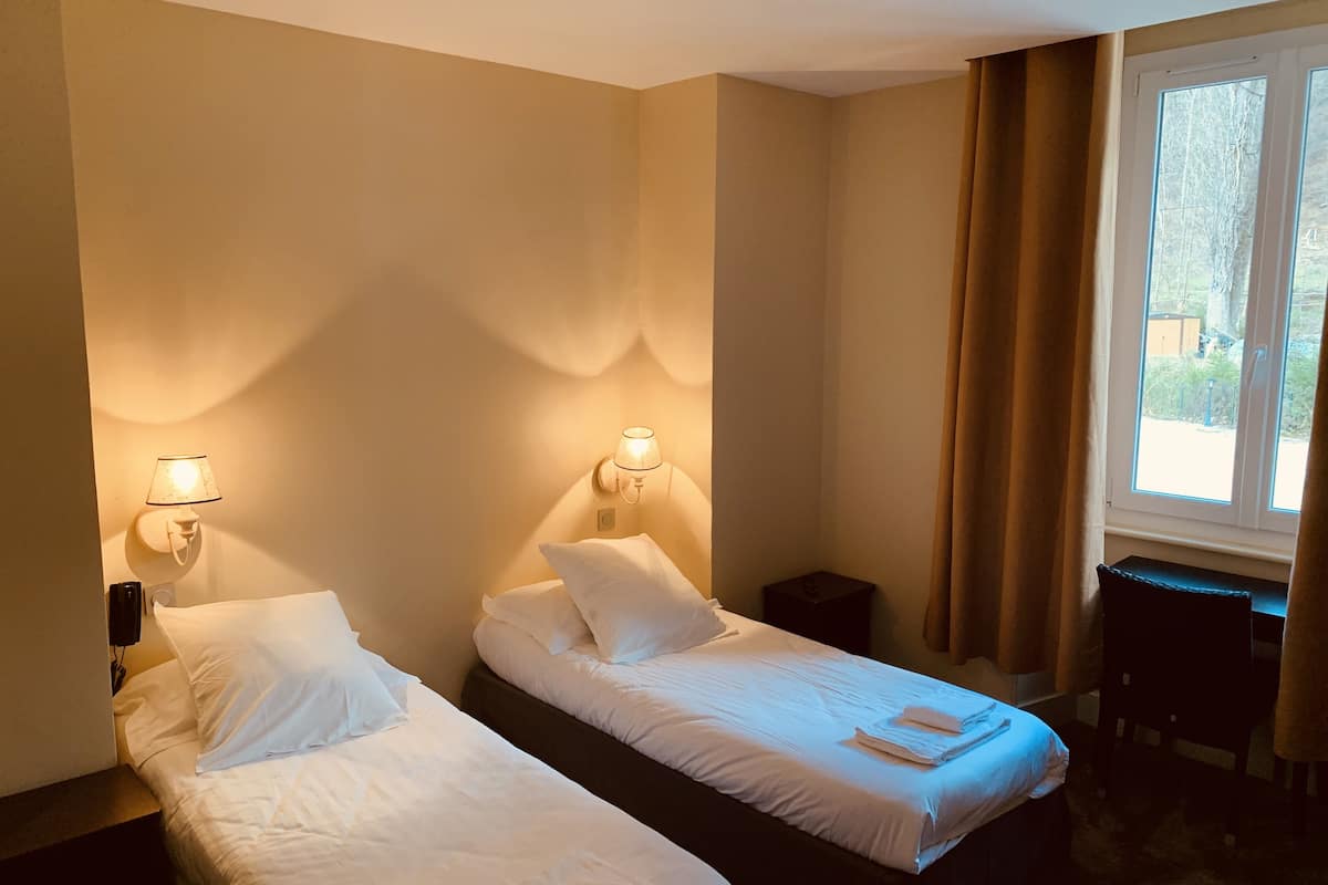 Twin Room | Desk, laptop workspace, blackout drapes, iron/ironing board