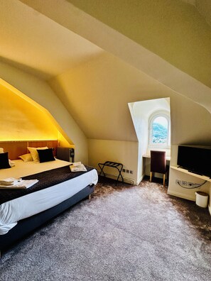 Kamar Triple | Meja kerja, ruang kerja ramah laptop, dan tirai kedap cahaya