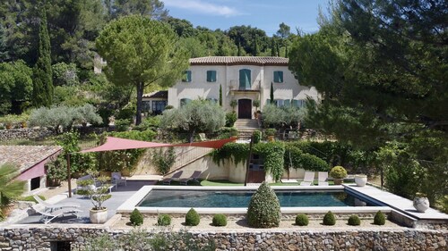 Spacious Mediterranean Bastide in a green setting. Pool & Spa