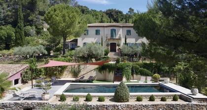 Spacieuse Bastide Méditerranéenne dans son écrin de verdure. Piscine & Spa