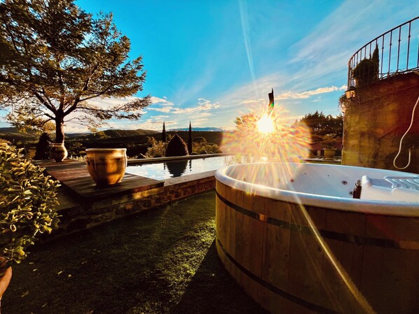 Outdoor spa tub