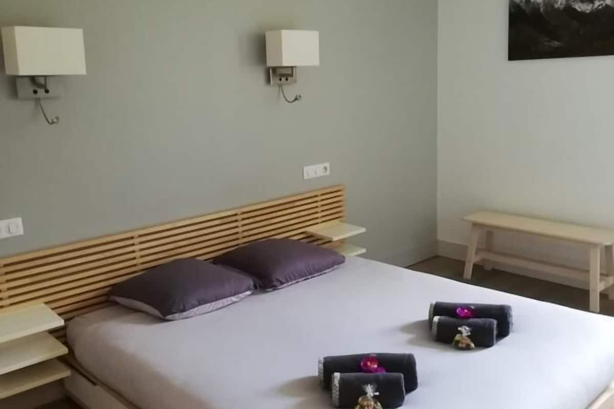 Habitación doble Confort, con acceso para personas discapacitadas | Espacio para trabajar con laptop, cortinas blackout y insonorización