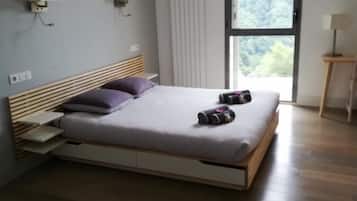 Habitación triple familiar | Espacio para trabajar con laptop, cortinas blackout y insonorización