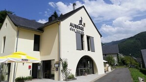 A two-story building with a sign reading "AUBERGE des Isards". - Auberge des Isards (Aydius)
