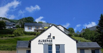 A building with a sign reading "AUBERGE des Isards".