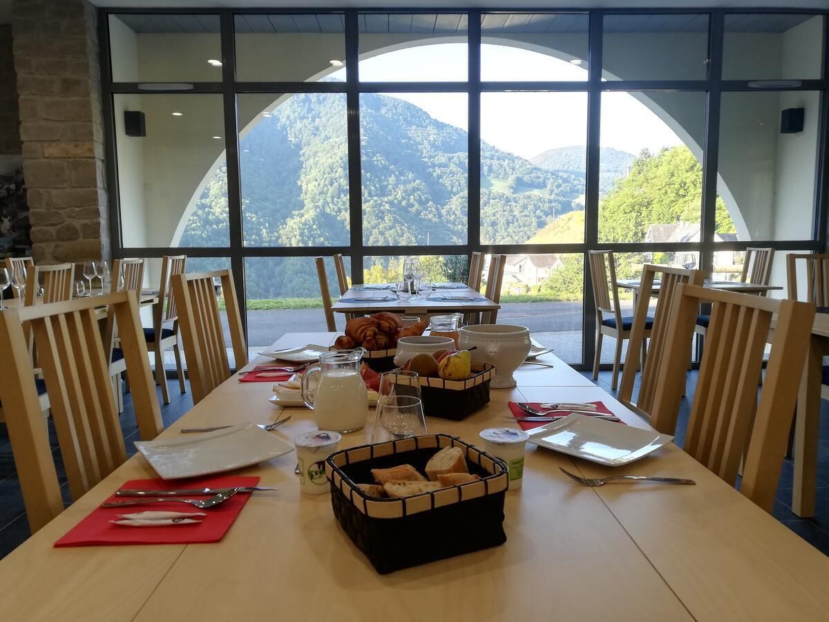 Se ofrece un desayuno típico de la región (12 EUR por persona)