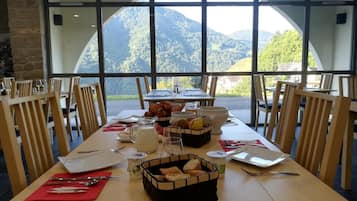 Esmorzar diari de cuina local (12 EUR per persona)