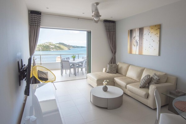 Flat-screen TV, stereo - K & E Lemon Drop Cove (Cupecoy)