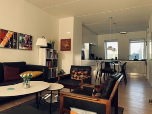 Appartement Ville, 2 chambres, non-fumeurs | Coin séjour | Télévision, lecteur de DVD